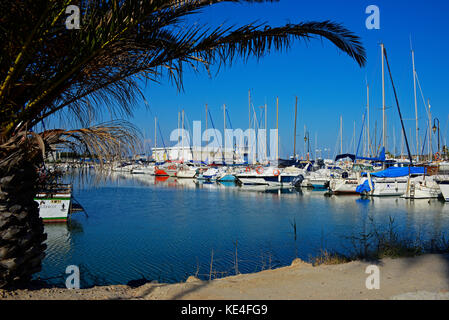 Marina de las Dunas Marina Dunes a Guardamar del Segura, Costa Blanca, Spagna. Spagnolo. Yachts. Barche. Città di pescatori del Mediterraneo Foto Stock