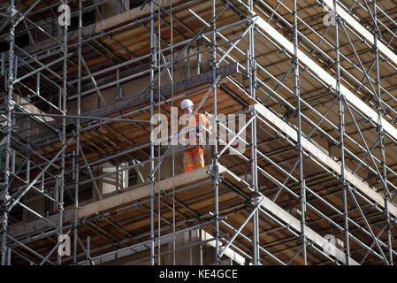 Nuova stazione scotrail revamping di Queen Street, Glasgow maschile lavoratore edile elmetto sul ponteggio sky spazio di copia Foto Stock