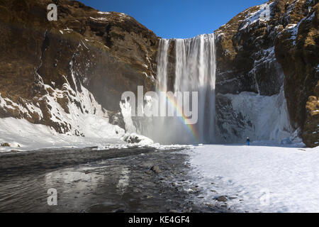 La cascata di skógafoss è uno dei più grandi cascate nel paese con una larghezza di 25 metri (82 piedi) e una goccia di 60 m (200 ft). Foto Stock