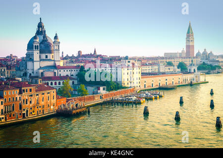 Venezia cityscape con canal, Italia Foto Stock