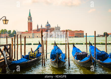 Venezia, Italia. le gondole venete ormeggiato sul canal grande e la chiesa di san giorgio maggiore in background. Foto Stock