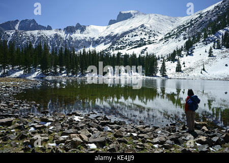 Escursionista al Lago Stella con il Monte Wheeler in neve fresca, Great Basin National Park, Nevada, USA Foto Stock