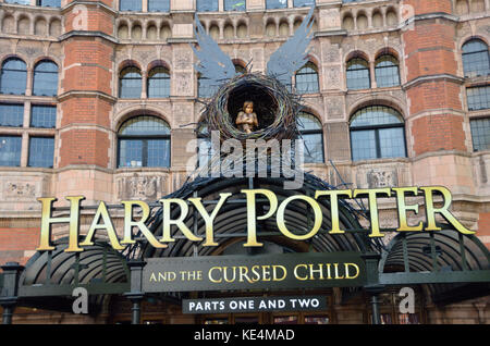 Firmare la promozione di harry potter e il maledetto bambino produzione teatrale al di fuori il Palace Theatre di Londra, Regno Unito. Foto Stock
