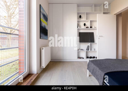 Camera da letto con le librerie Foto stock - Alamy