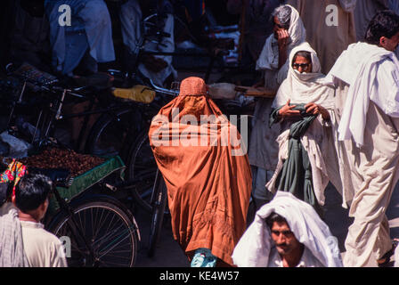 Una donna che indossa un tipico Burqa nel mercato a Kalabagh Punjab, Pakistan. Foto Stock