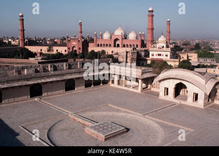 Il grande cortile in Lahore Fort con la Moschea Badshahi in background, Lahore, Pakistan, 1990 Foto Stock