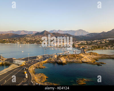 Vista aerea di Isola Rossa e Ile Rousse, corsica Isola Rossa, la porta e la fascia costiera, Corsica, Francia Foto Stock