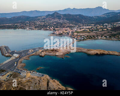 Vista aerea di Isola Rossa e Ile Rousse, corsica Isola Rossa, la porta e la fascia costiera, Corsica, Francia Foto Stock