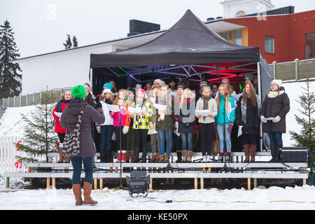 Hamina, Finlandia - 13 dicembre 2014: il coro delle ragazze finlandese cantare sulla Fiera di natale in quello di Hamina Foto Stock