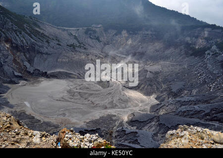 Più vicino al monte Tangkuban Perahu che si trova vicino a Bandung, west java. Si tratta ancora di un vulcano attivo. pic è stata adottata nel novembre 2015. Foto Stock