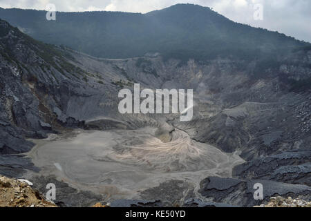 Più vicino al monte Tangkuban Perahu che si trova vicino a Bandung, west java. Si tratta ancora di un vulcano attivo. pic è stata adottata nel novembre 2015. Foto Stock