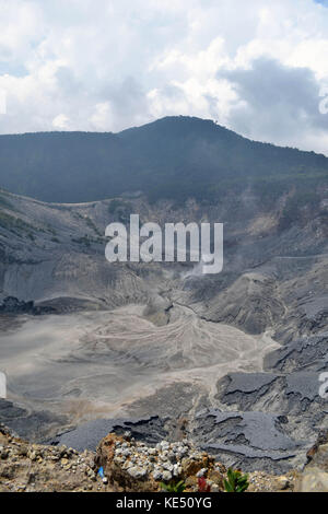 Più vicino al monte Tangkuban Perahu che si trova vicino a Bandung, west java. Si tratta ancora di un vulcano attivo. pic è stata adottata nel novembre 2015. Foto Stock