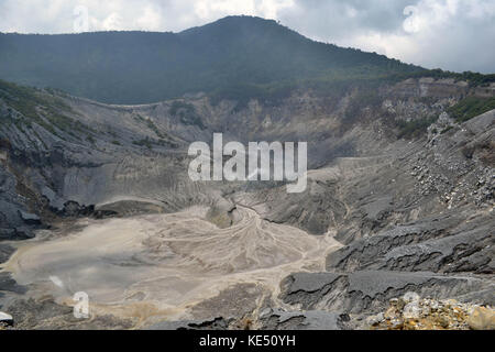 Più vicino al monte Tangkuban Perahu che si trova vicino a Bandung, west java. Si tratta ancora di un vulcano attivo. pic è stata adottata nel novembre 2015. Foto Stock