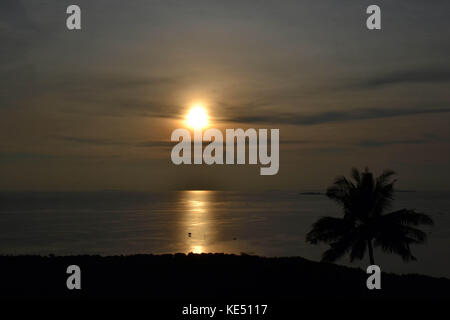 Il tramonto in karimun jawa nel nord dell isola di Giava e ha molto più belle spiagge di Bali! Pic è stata adottata nel maggio 2016. Foto Stock