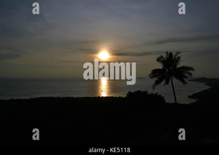 Il tramonto in karimun jawa nel nord dell isola di Giava e ha molto più belle spiagge di Bali! Pic è stata adottata nel maggio 2016. Foto Stock