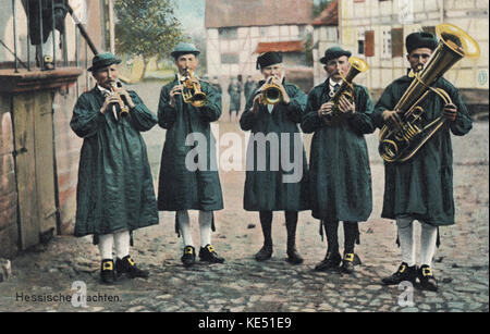 Banda di ottoni in abiti tradizionali a giocare all'aperto. Nei primi anni del XX secolo, Germania - Impero austro-ungarico Foto Stock