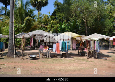 La gente locale e attività turistica intorno a Angkor Wat e siem reap. pic è stata adottata nel gennaio 2015. Foto Stock