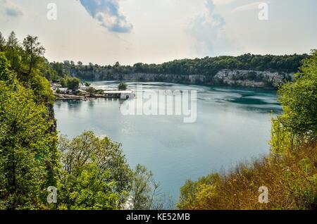 CRACOVIA, POLONIA - 27 AGOSTO 2017: Splendida laguna di Zakrzowek nella città di Cracovia, Polonia. Foto Stock