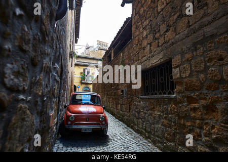 Red 500 fiat in un vicolo medievale Foto Stock