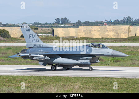 US Air Force Reserve Command F-16C blocco 30 rullante alla base aerea di Andravida. Foto Stock