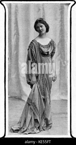 Isadora Duncan indossando un Grecian stile di vestiti. Fotografato a casa sua, inizi del ventesimo secolo. American ballerino, 26 maggio 1877 - 14 settembre 1927. Foto Stock