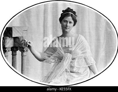 Isadora Duncan indossando uno scialle. American ballerino, 26 maggio 1877 - 14 settembre 1927. Foto Stock