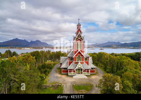 Buksnes chiesa nel villaggio di gravdal sulle isole Lofoten in Norvegia Foto Stock