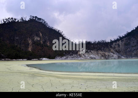 Il punto di vista del "cratere bianco' a Bandung, West Java, Indonesia. Un'altra meraviglia naturale dell Indonesia. pic è stata adottata nel settembre 2015. Foto Stock