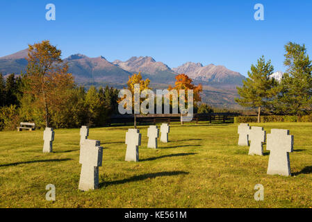 Cimitero militare tedesco in autunno con le montagne sullo sfondo Foto Stock