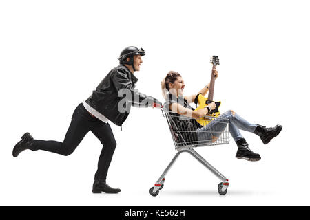 Biker spingendo un carrello con una ragazza punk in sella all'interno di suonare una chitarra elettrica isolata su sfondo bianco Foto Stock