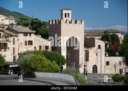 Medievale Porta San Francesco (San Francesco porta) per la città vecchia di Assisi, Umbria, Italia. 27 agosto 2017 © Wojciech Strozyk / Alamy Stock Photo.Loca Foto Stock