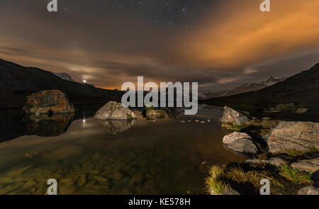 Il Cervino riflesso nel stellisee, Vista notte, Zermatt, Alpi del Vallese, canton Vallese, Svizzera Foto Stock