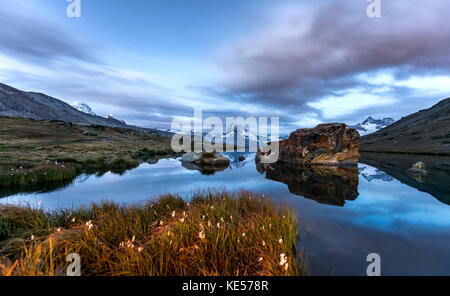 Il Cervino riflesso nel stellisee, Zermatt, Alpi del Vallese, canton Vallese, Svizzera Foto Stock