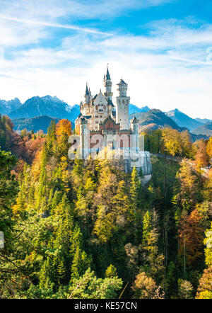 Castello di Neuschwanstein in autunno, Schwangau, Allgäu orientale, Allgäu, Svevia, alta Baviera, Baviera, Germania Foto Stock