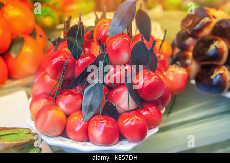 Torte con il marzapane in forma di ciliegie . Prodotti Tipici Siciliani. Il telaio orizzontale. Foto Stock