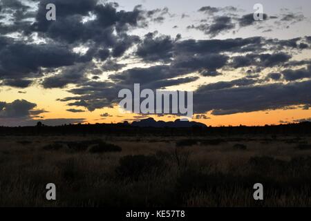 Kata Tjuta di silhouette da lontano (uluru-Kata Tjuta National Park), australia Foto Stock