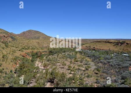 La vista delle gamme della montagna attorno ad Alice Springs, Australia centrale. pic è stata adottata nel novembre 2016. Foto Stock