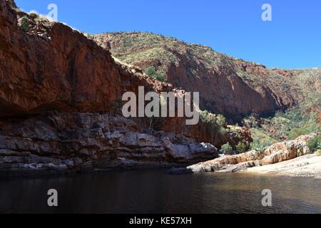 La vista delle gamme della montagna attorno ad Alice Springs, Australia centrale Foto Stock