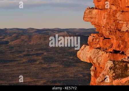 La vista delle gamme della montagna attorno ad Alice Springs, Australia centrale Foto Stock