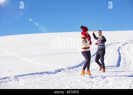 Carefree felice coppia giovane divertirsi insieme nella neve. Foto Stock