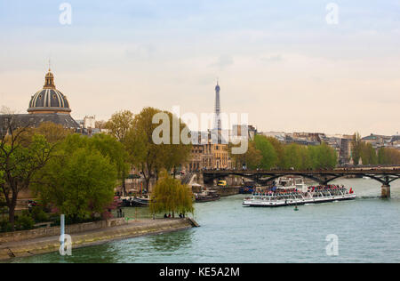 Parigi, Francia - 28 Aprile 2013: la Torre Eiffel e barche tour chiamato Bateaux Mouches sulla Senna queste barche a vela sul fiume per gite turistiche in modo Foto Stock