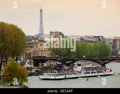 Parigi, Francia - 28 Aprile 2013: la Torre Eiffel e barche tour chiamato Bateaux Mouches sulla Senna queste barche a vela sul fiume per gite turistiche in modo Foto Stock