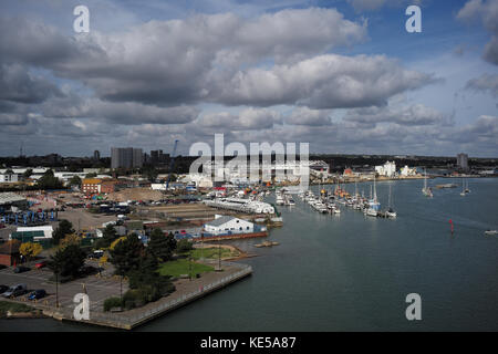 St Marys terreno di calcio home di Southampton FC preso dal ponte itchen che mostra il fiume Itchen yacht e la zona circostante. Foto Stock