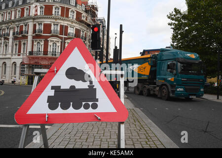 Un insolito cartello stradale a Southampton per un Avviso di treno a vapore, la strada di fronte è occasionale utilizzato dall'Orient Express per arrivare a navi da crociera Foto Stock