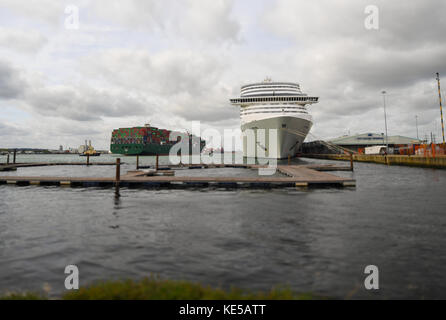 MSC Preziosa nave da crociera attraccata a Southampton Hampshire Inghilterra. Visibile in primo piano sono i posti barca per il Southampton Boat Show. Foto Stock