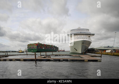 MSC Preziosa nave da crociera attraccata a Southampton Hampshire Inghilterra. Visibile in primo piano sono i posti barca per il Southampton Boat Show. Foto Stock