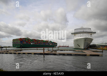 MSC Preziosa nave da crociera attraccata a Southampton Hampshire Inghilterra. Visibile in primo piano sono i posti barca per il Southampton Boat Show. Foto Stock