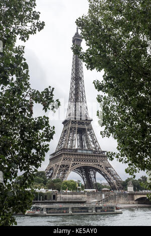 Una vista della torre eiffel attraverso il fiume Senna a Parigi, Francia Foto Stock