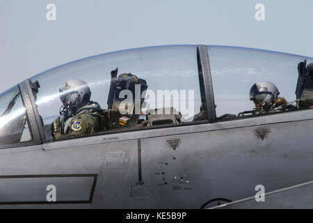 Pilota femmina e sistemi di arma officer in un cockpit di un f-15e Eagle. Foto Stock