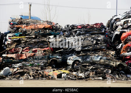 Laval, Canada, 10 aprile,2017.le pile di frantumato di vetture a un impianto di riciclaggio.credit:mario beauregard/alamy live news Foto Stock